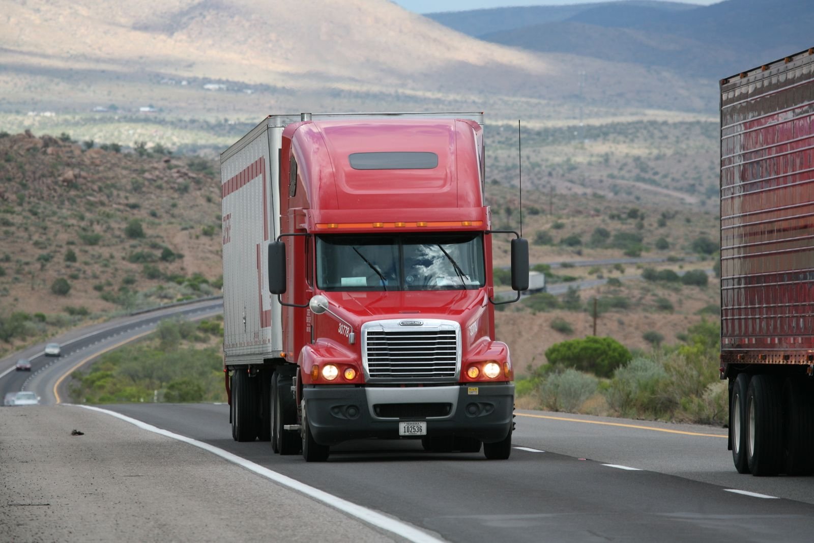 Arrimage d'équipement industriel sur remorque avant transport vers l'Abitibi