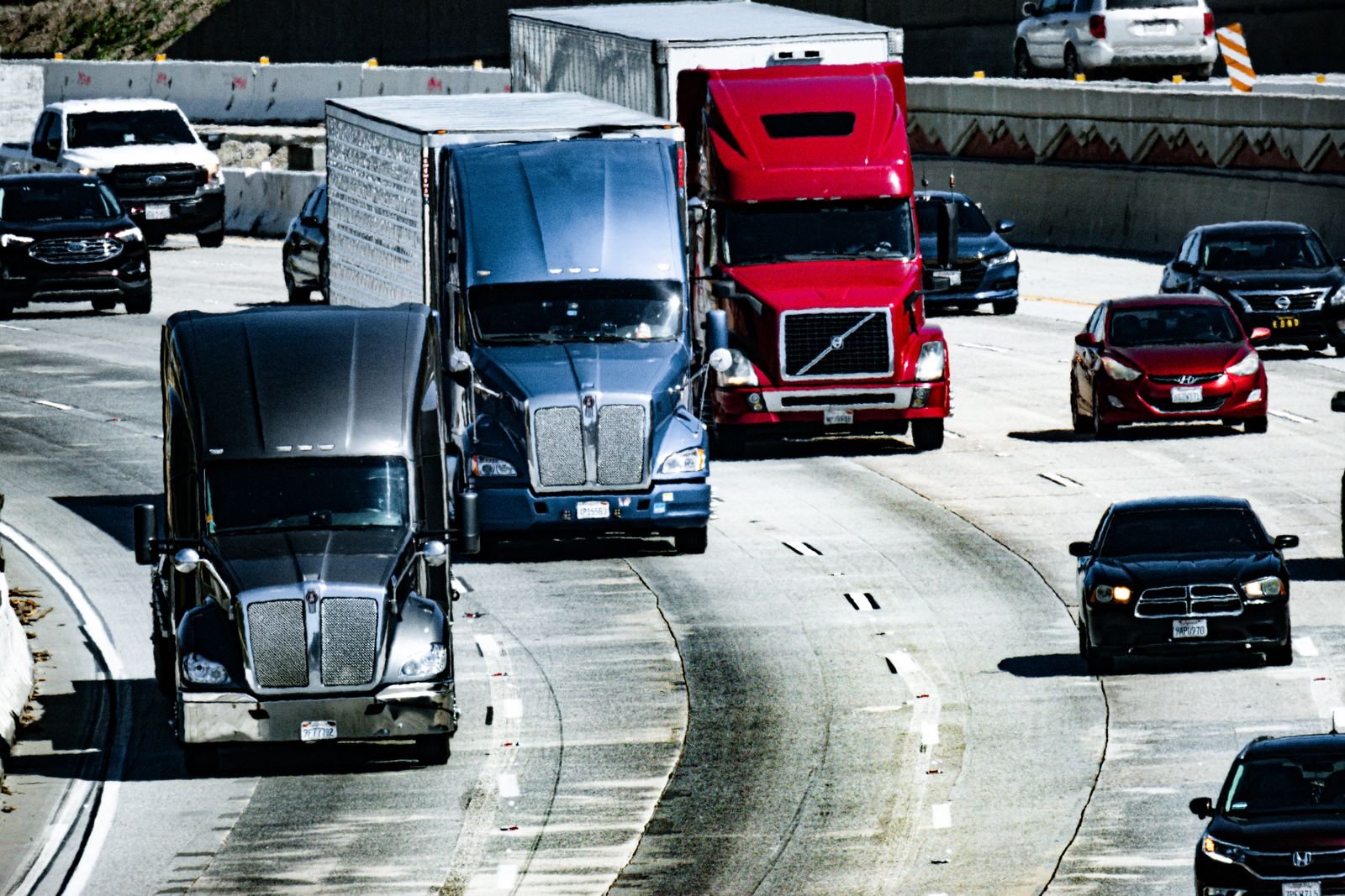 Camions circulant sur l'autoroute en direction de Québec