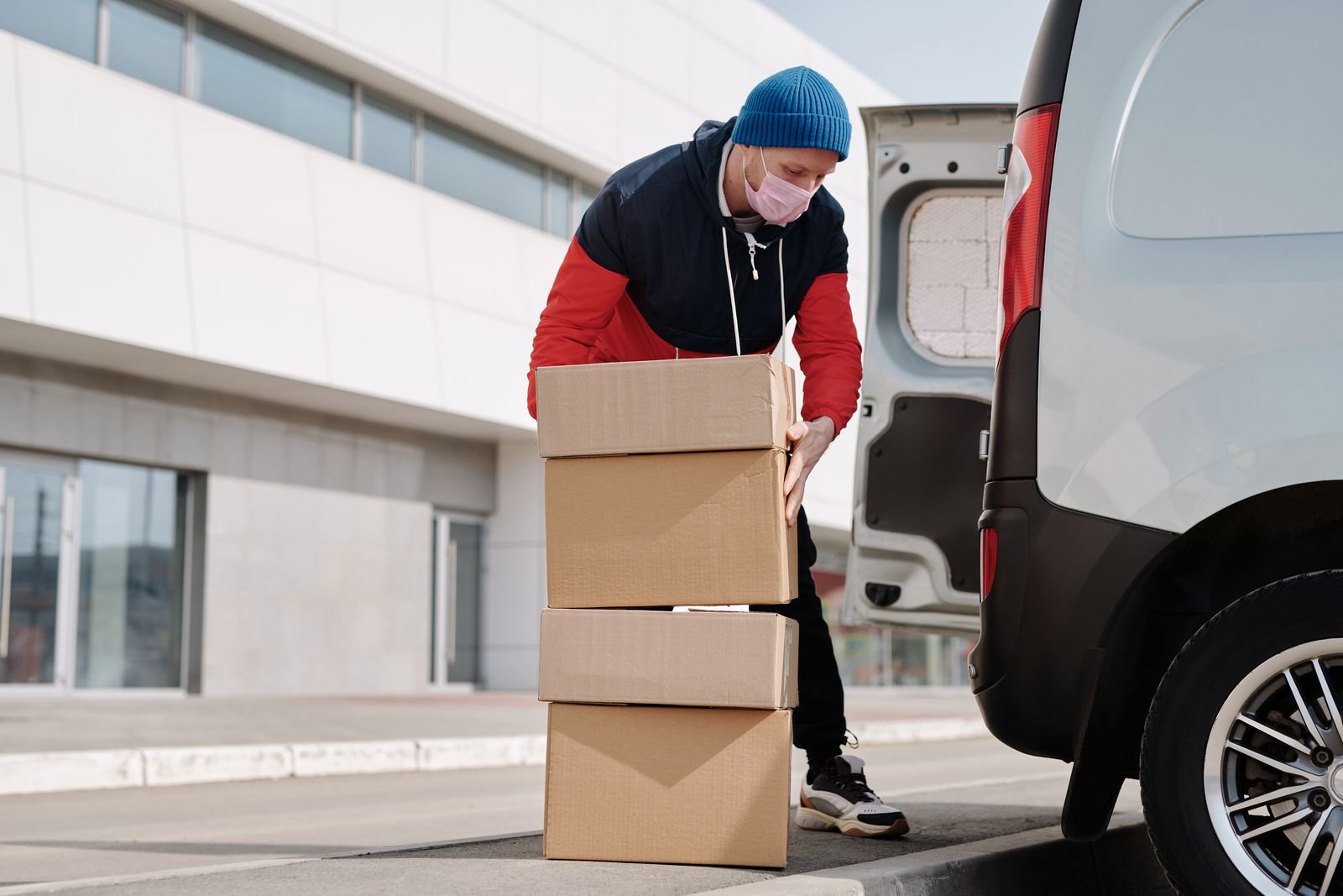 Déménageur chargeant des boîtes dans un camion
