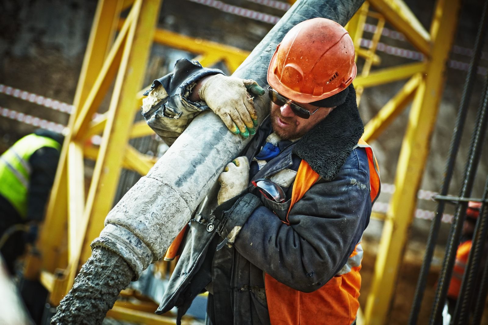 Operator guiding a heavy load being lifted during a specialized transport job