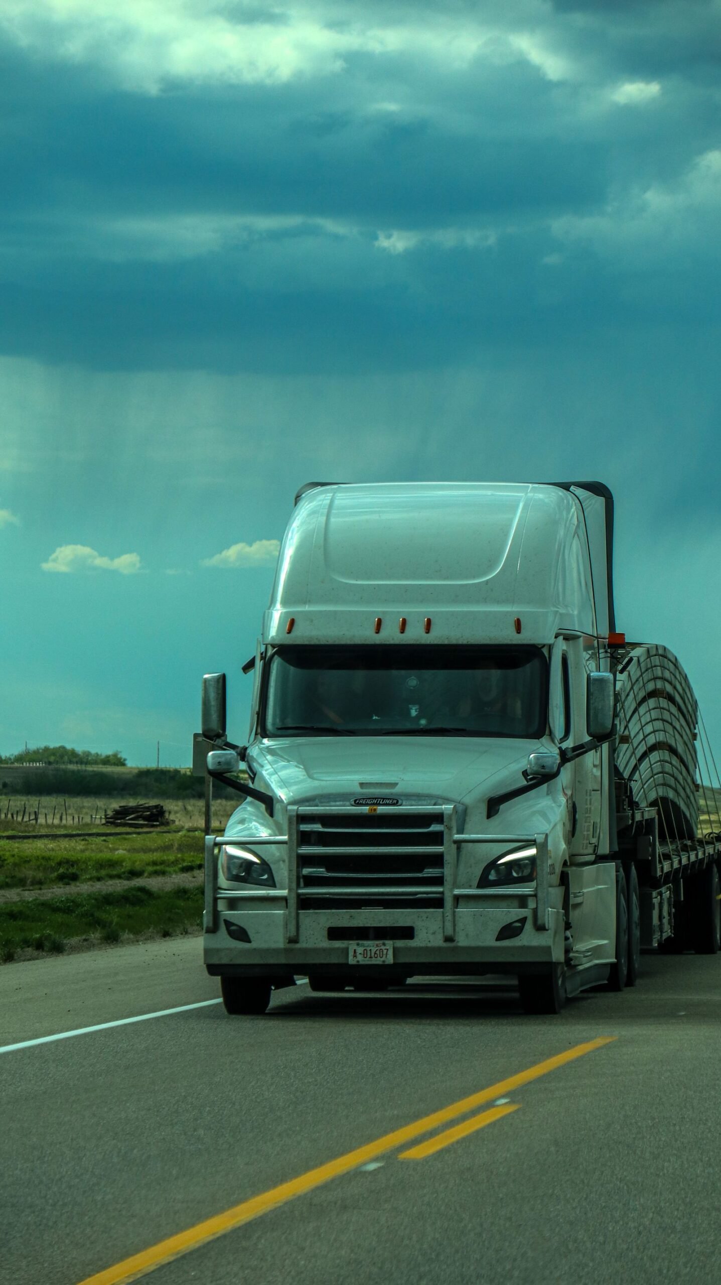 Camion de transport spécialisé avec charge lourde en route vers Rouyn-Noranda