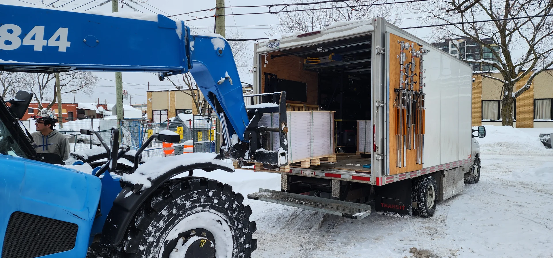 Camion cube transport spécialisé à  Rouyn-Noranda livraison palettes matériaux construction couvre-plancher avec chariot élévateur manutention hiver Transport JM Express